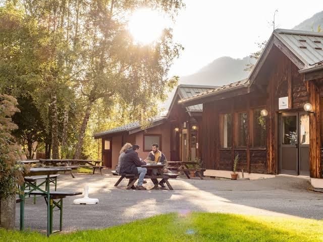 Auberge de jeunesse HI Chamonix : le chalet des Pèlerins, face au glacier