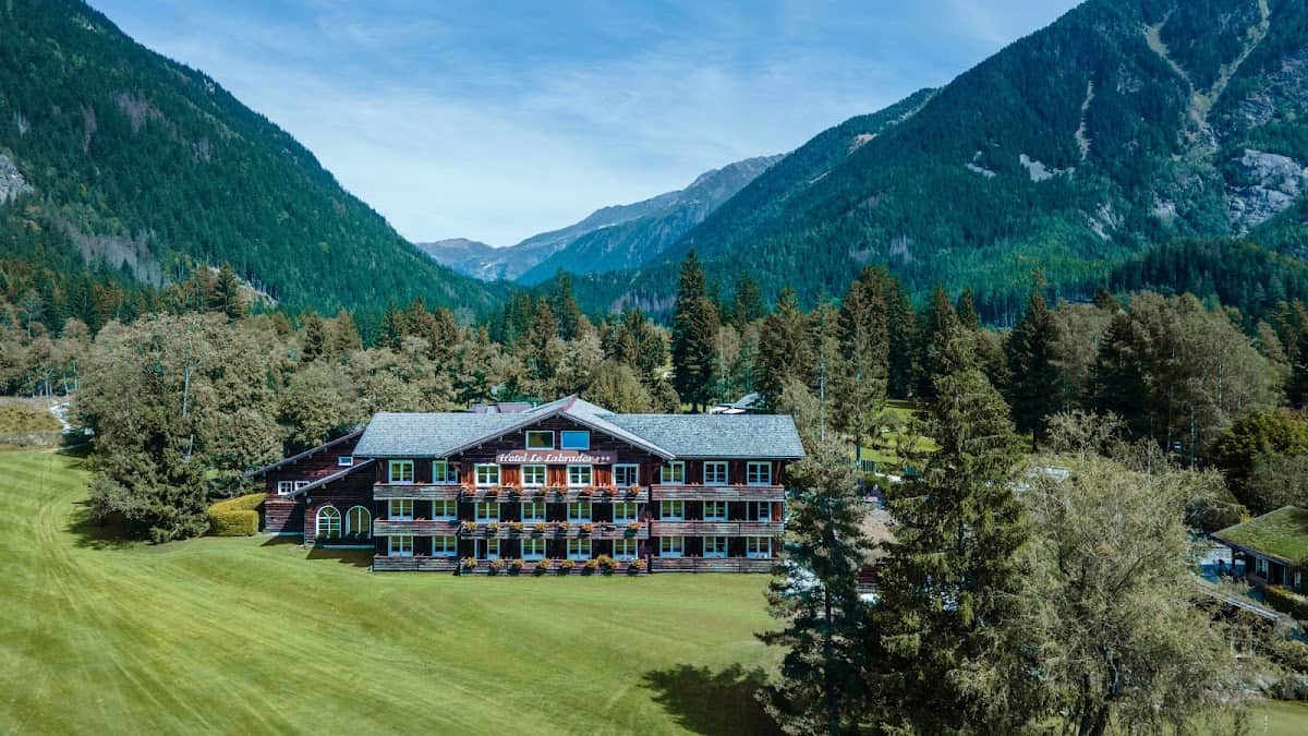 Hôtel Labrador : le chalet trois étoiles au milieu du golf des Praz