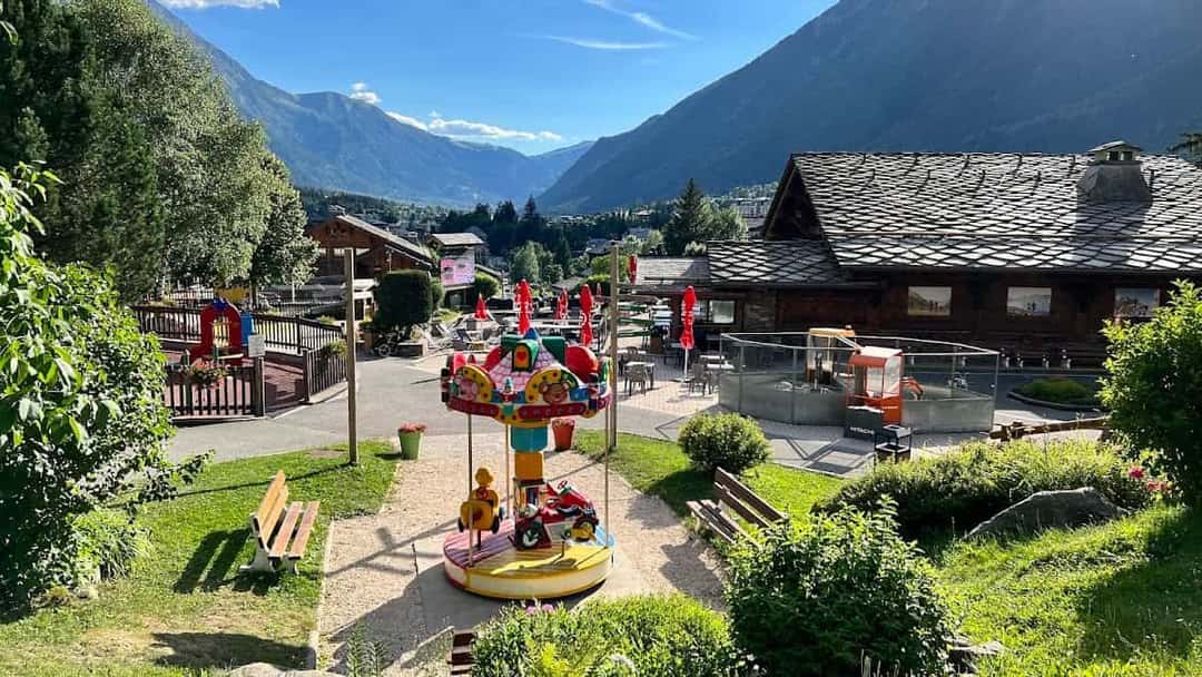 Le parc d'attractions des Planards à Chamonix, ses manèges dans la verdure au pied des montagnes