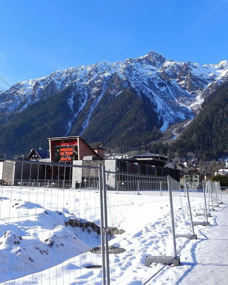 La gare de départ du téléphérique de l'Aiguille du Midi à Chamonix Sud, sous les pentes enneigées du Brévent