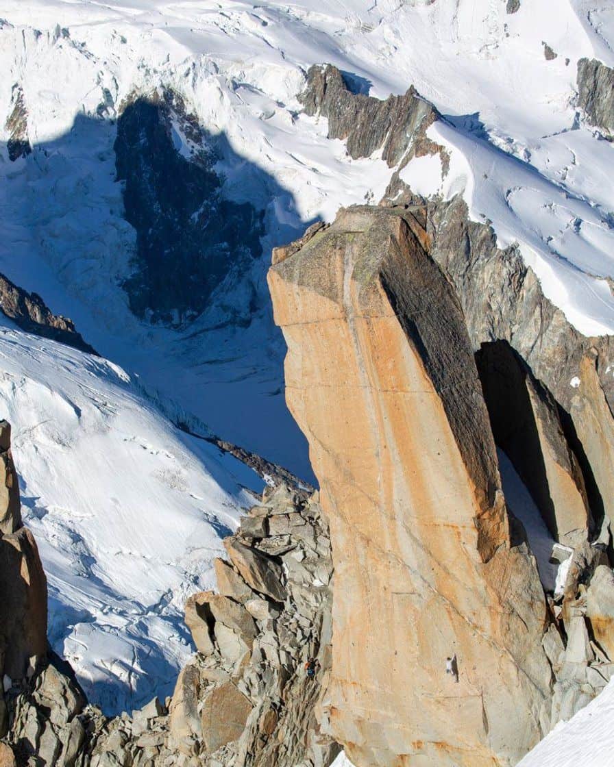 Granit orangé et neige sous la station de l'Aiguille du Midi