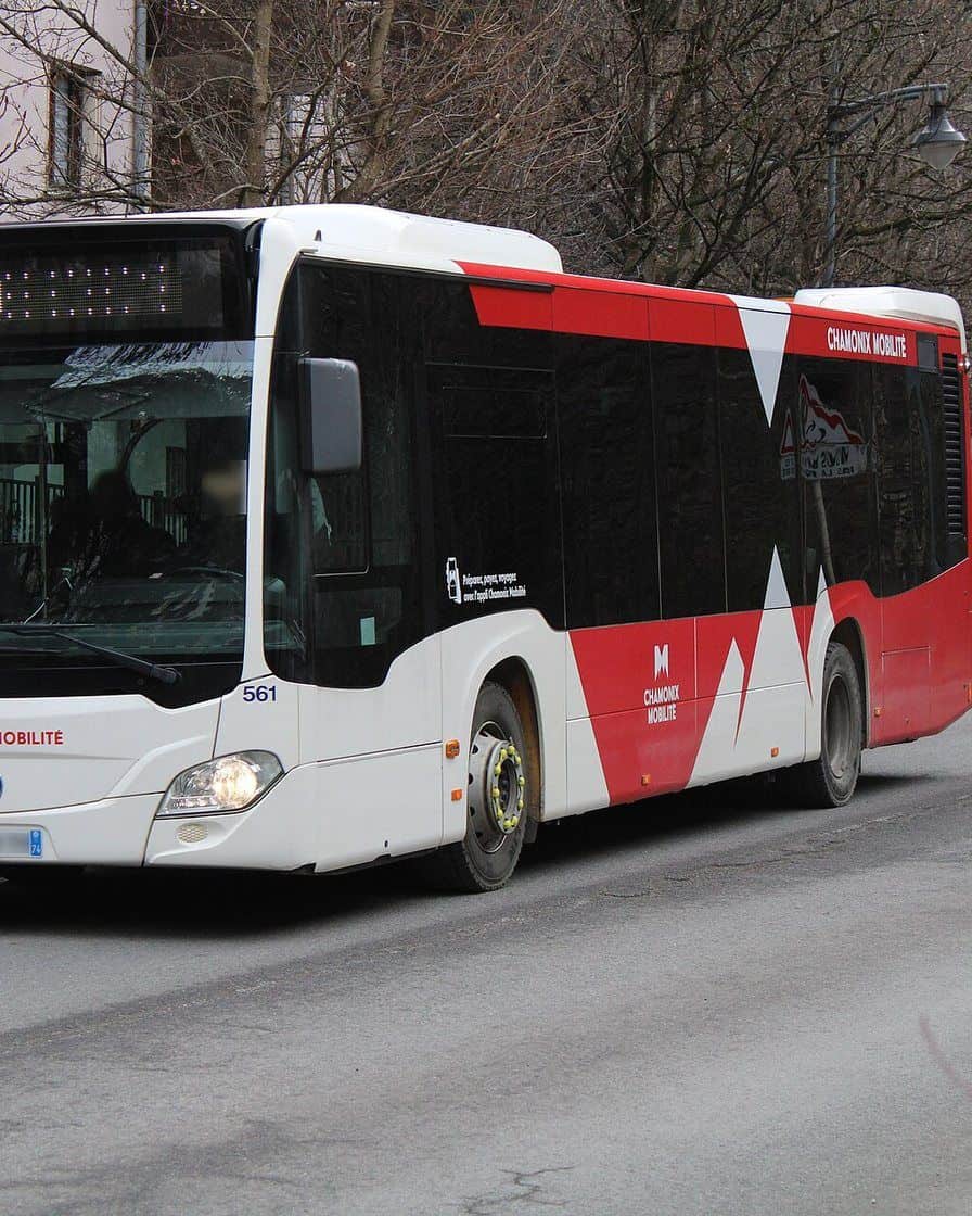 Bus urbain de Chamonix Mobilité à l'arrêt dans une rue de la vallée