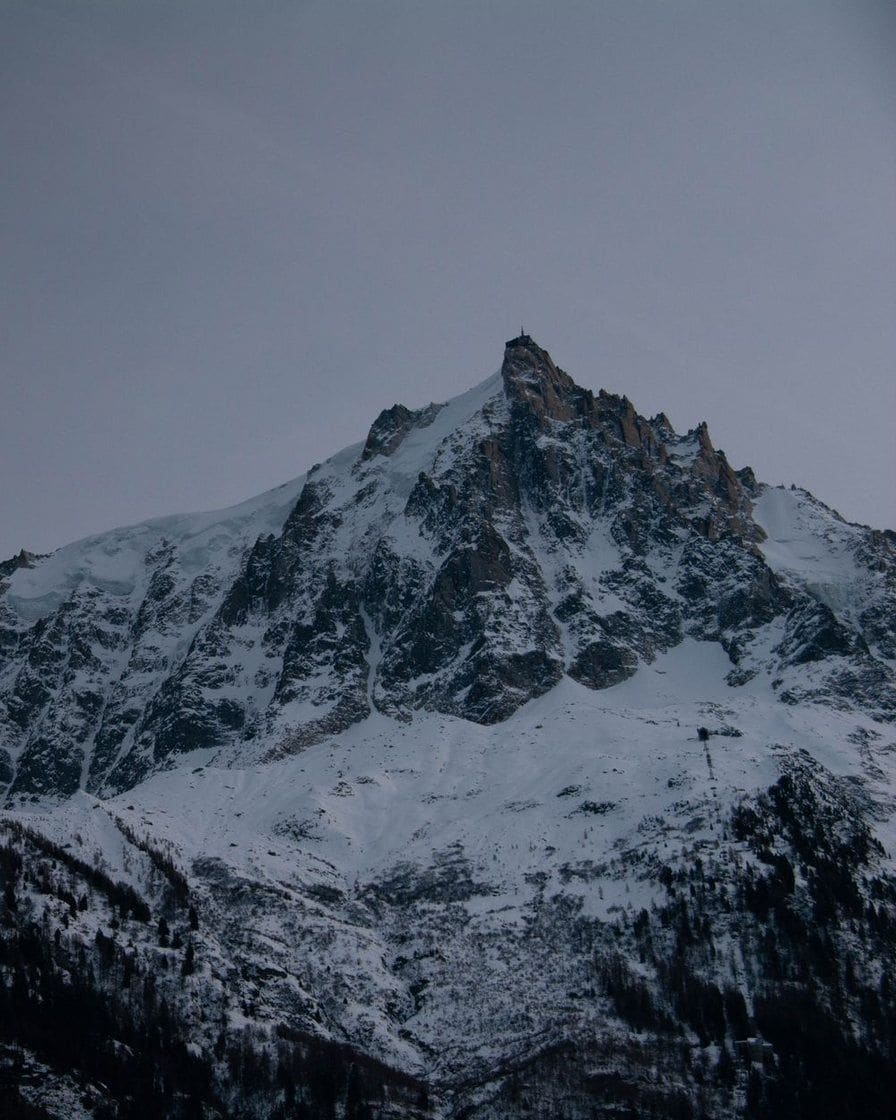 Sommets enneigés du massif sous un ciel couvert, à l'intersaison