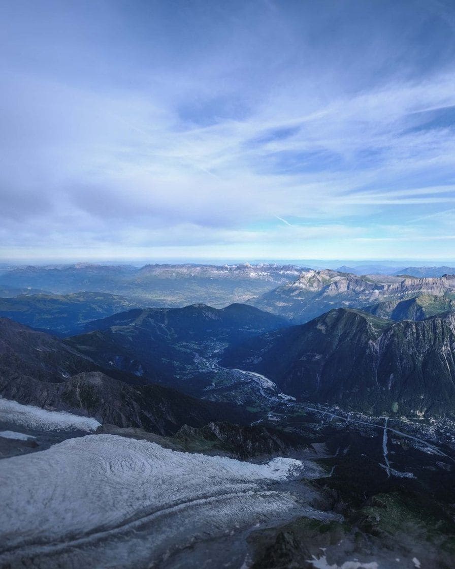 La vallée de Chamonix vue d'en haut, glacier en contrebas et chaînes de montagnes au loin
