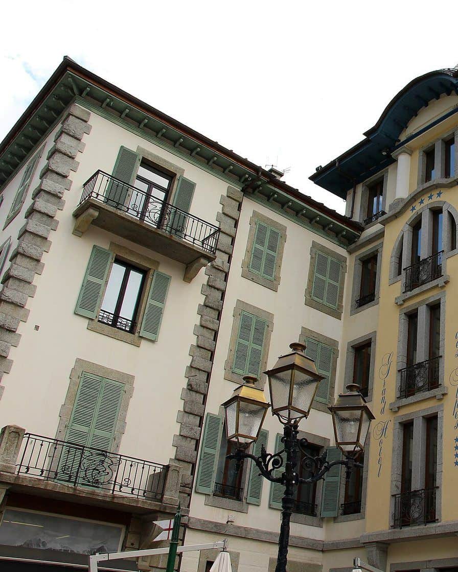 Façade du Grand Hôtel des Alpes dans le centre de Chamonix