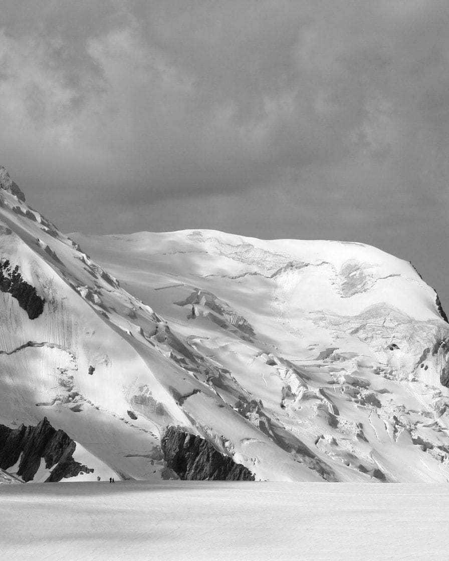 Versant enneigé du massif du Mont-Blanc, en noir et blanc