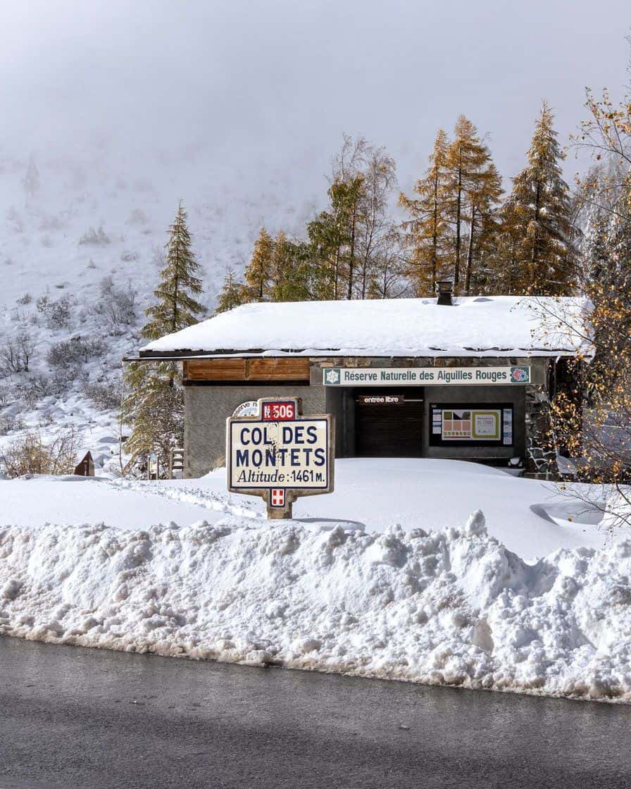 Chalet de la réserve naturelle au col des Montets, neige encore épaisse au bord de la route