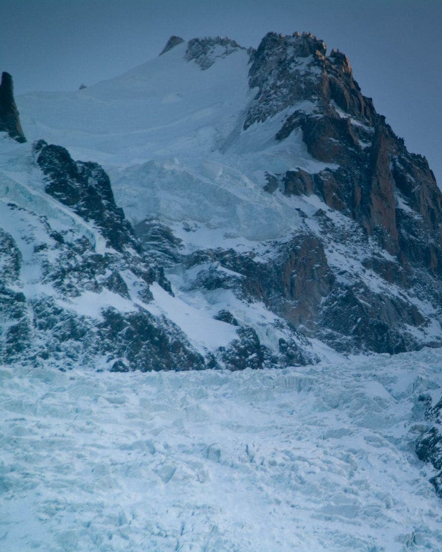 Sommets glacés et glacier dans la lumière bleue de l'aube