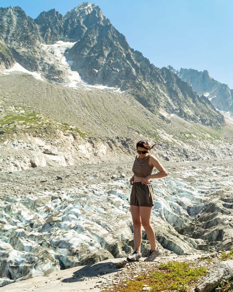 Randonneuse sur la moraine de la Mer de Glace, sous les aiguilles de granit