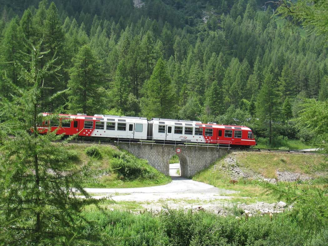 Le Mont-Blanc Express rouge et blanc longeant la vallée de Chamonix