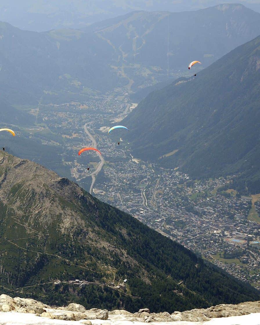 Parapentes au-dessus de la vallée de Chamonix, la ville loin en contrebas