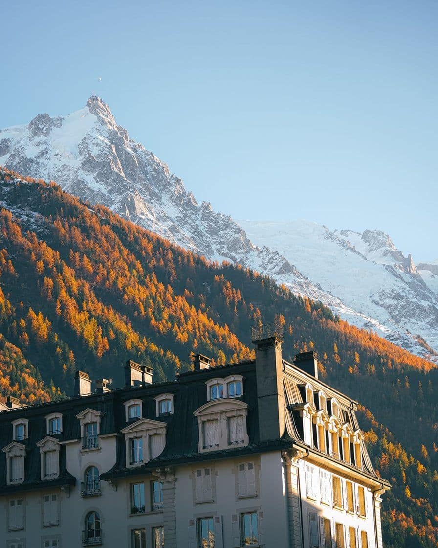 Immeuble Belle Époque au pied des mélèzes dorés et de l'Aiguille du Midi, en automne