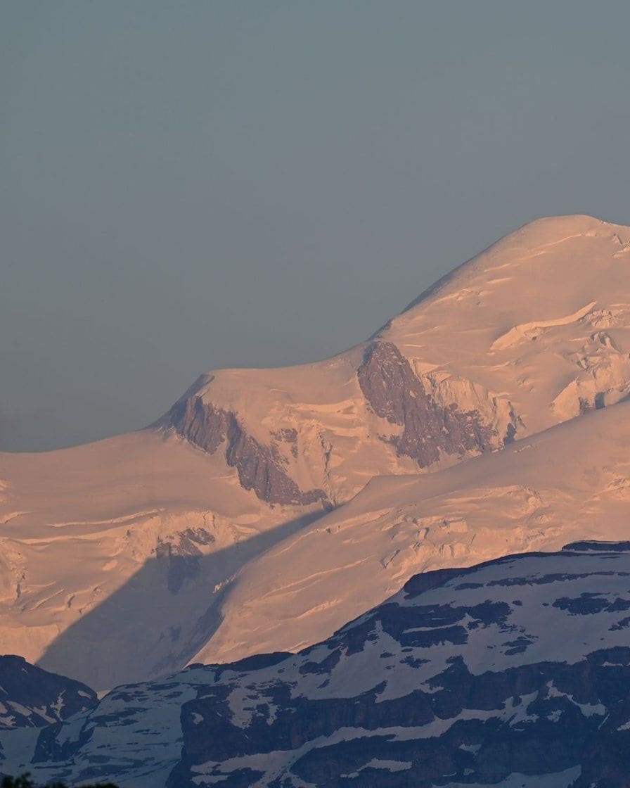 Le dôme du Goûter et le Mont-Blanc rosis par le soleil couchant