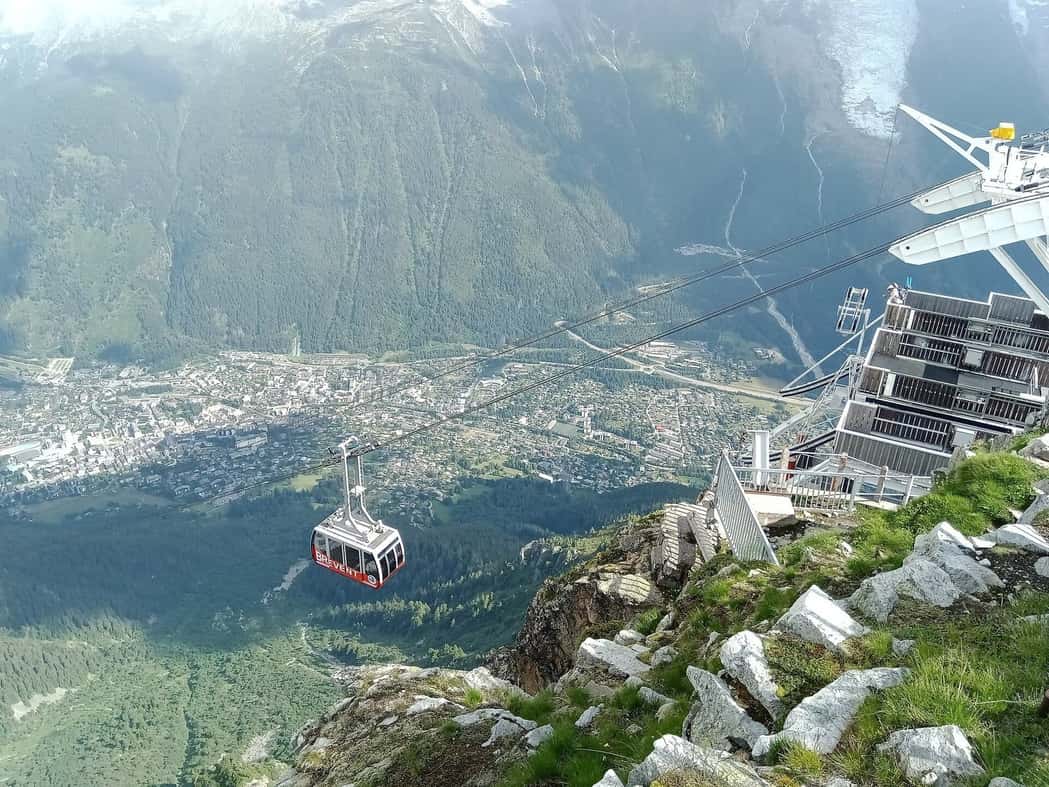 Cabine du téléphérique du Brévent suspendue au-dessus de la vallée, la ville de Chamonix tout en bas