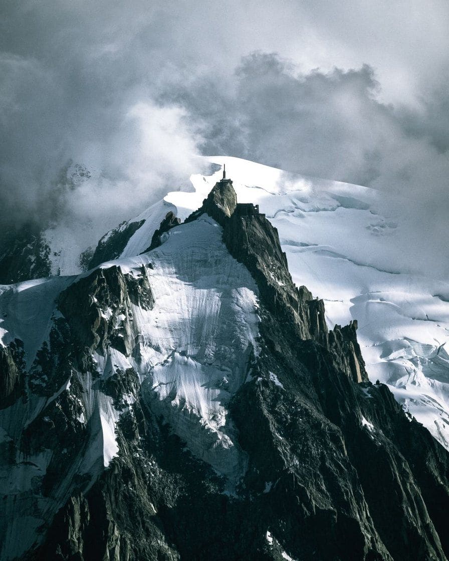 Le sommet de l'Aiguille du Midi sous un ciel nuageux