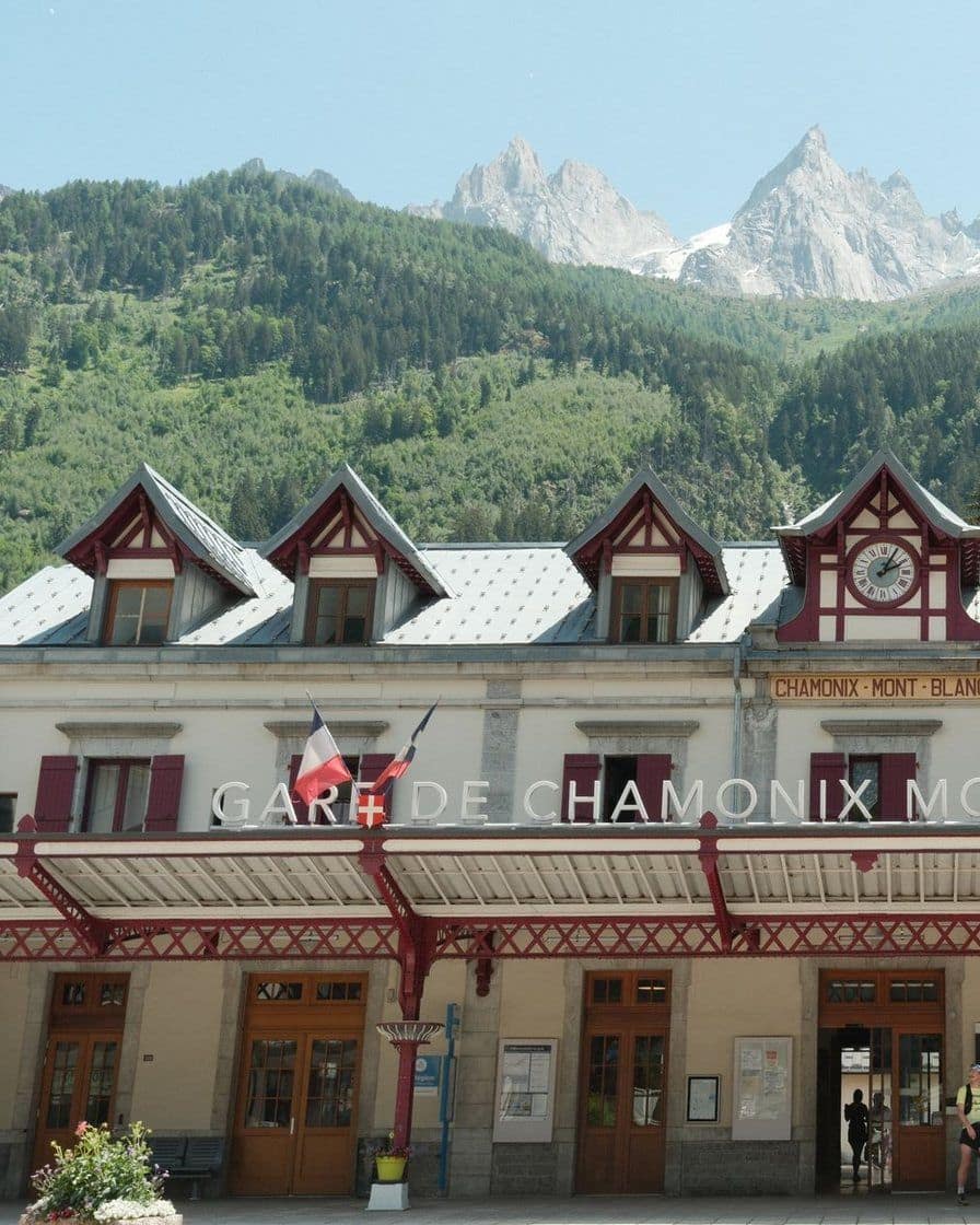 La gare de Chamonix-Mont-Blanc, façade à colombages rouges, aiguilles enneigées au-dessus
