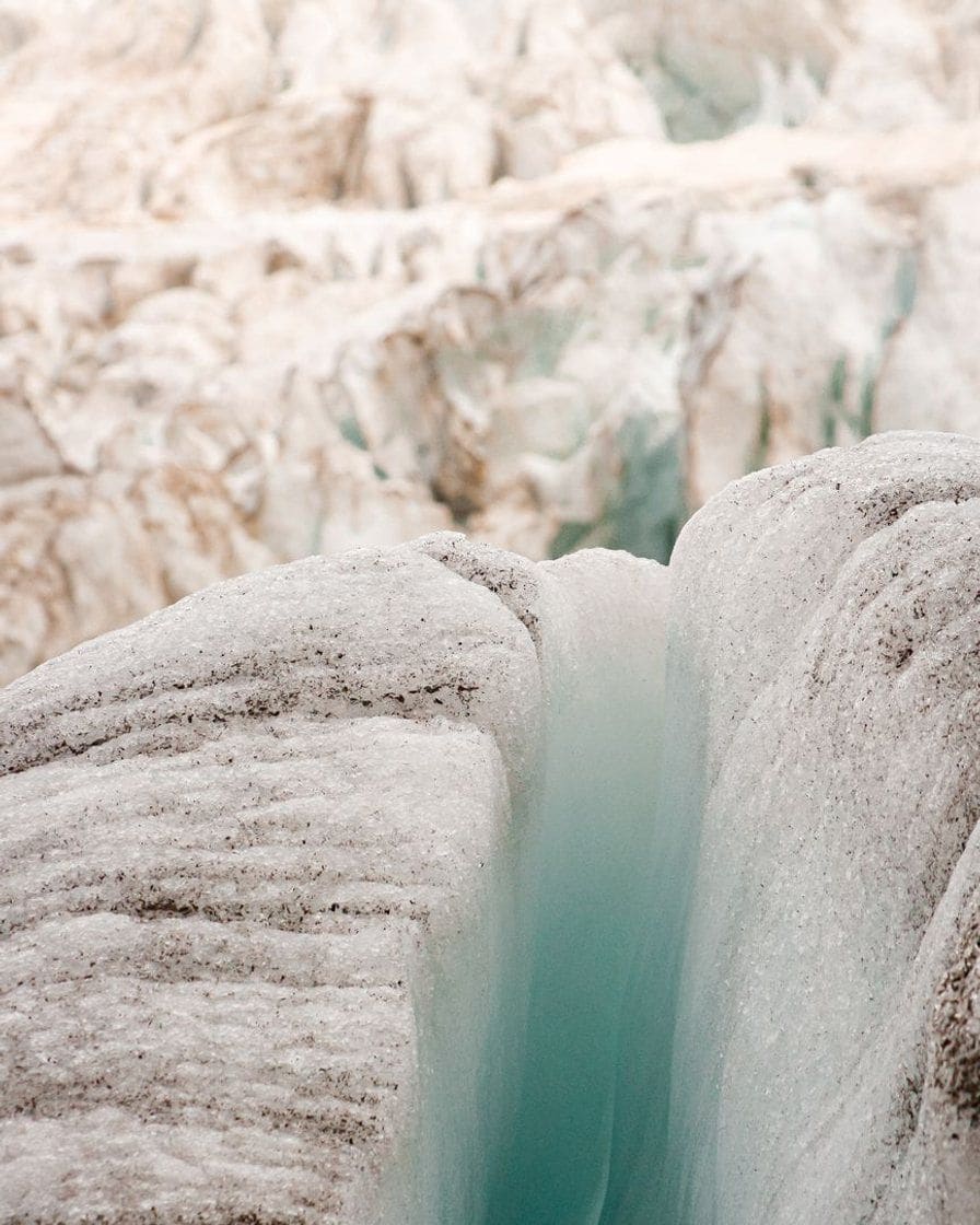 Crevasse profonde dans un glacier du massif, parois de glace bleutée