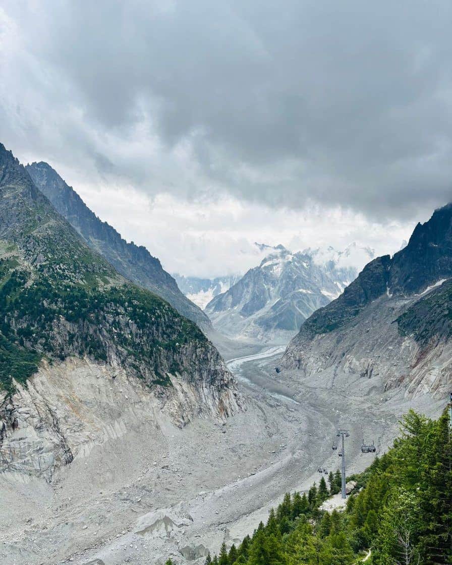 La Mer de Glace entre ses versants rocheux, vue d'en haut sous un ciel nuageux